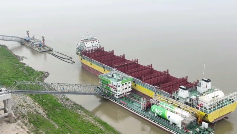 “湘水运27号轮”在岳阳港云溪港区天然气加注站加气